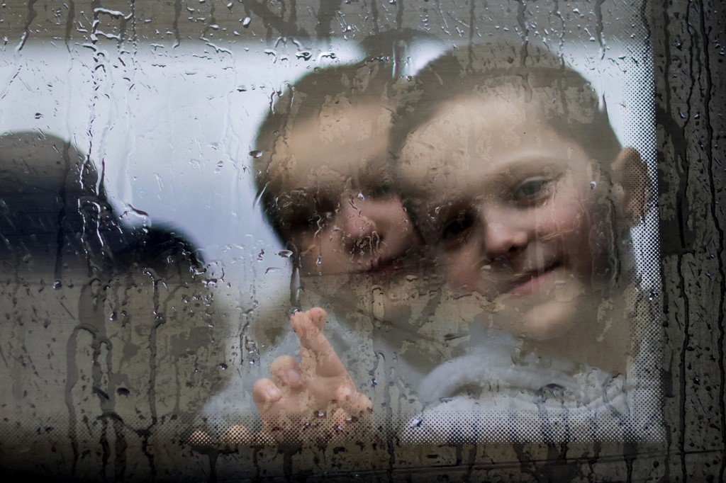 乌克兰男孩向窗外示意，向扎波罗热的父亲道别