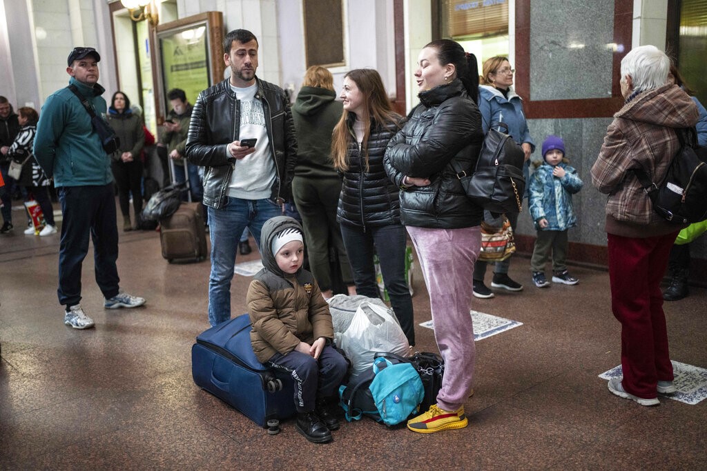 家人聚集在利沃夫的火车站内