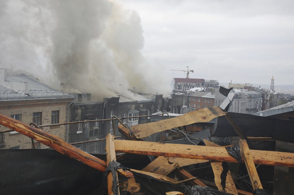 俄罗斯袭击哈尔科夫后，一栋公寓楼升起浓烟