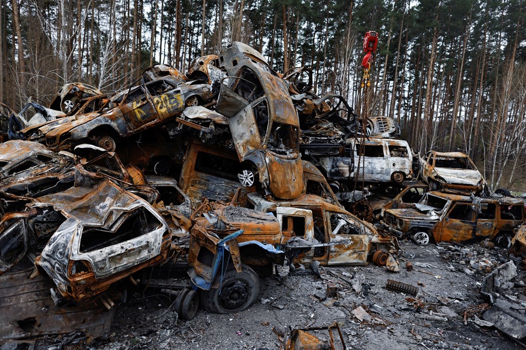 在基辅地区 Irpin 从不同地方收集后被毁坏的汽车