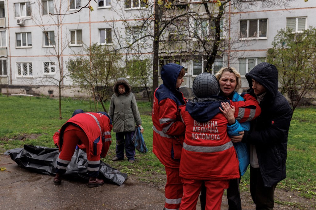 俄罗斯在哈尔科夫的炮击后，一名妇女在医疗工作者取回她父亲的尸体时感到悲痛