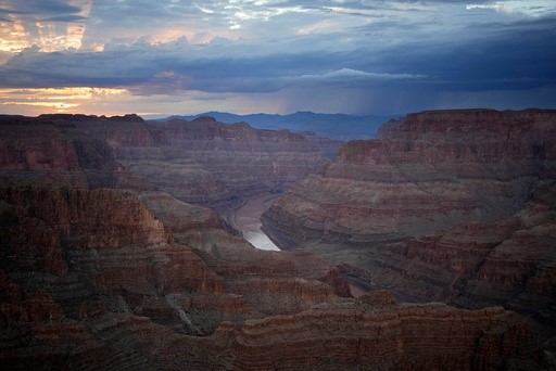 Colorado River renner gjennom Grand Canyon og Hualapai-reservatet i Arizona. Seks delstater vest i USA som er avhengig av vann fra elva, er blitt enige om et forslag som innebærer store kutt i vannforbruket, men California vil ikke være med. Arkivfoto: John Locher / AP / NTB