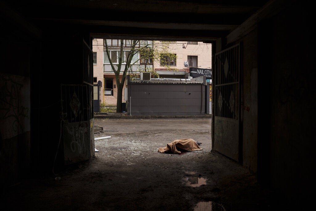 一名在俄罗斯轰炸中丧生的妇女的尸体躺在哈尔科夫市中心的人行道上