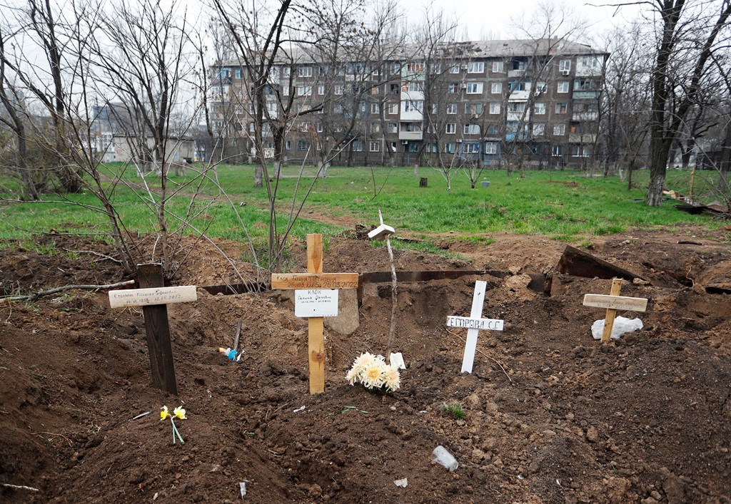 十字架被放置在当地居民的墓地