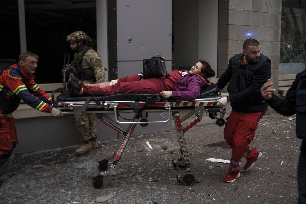 一名妇女在俄罗斯哈尔科夫的轰炸中受伤后被送往救护车