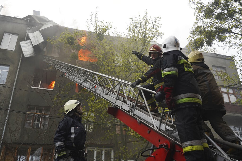 俄罗斯在哈尔科夫发动袭击后，消防员正在努力扑灭一栋公寓楼的火灾
