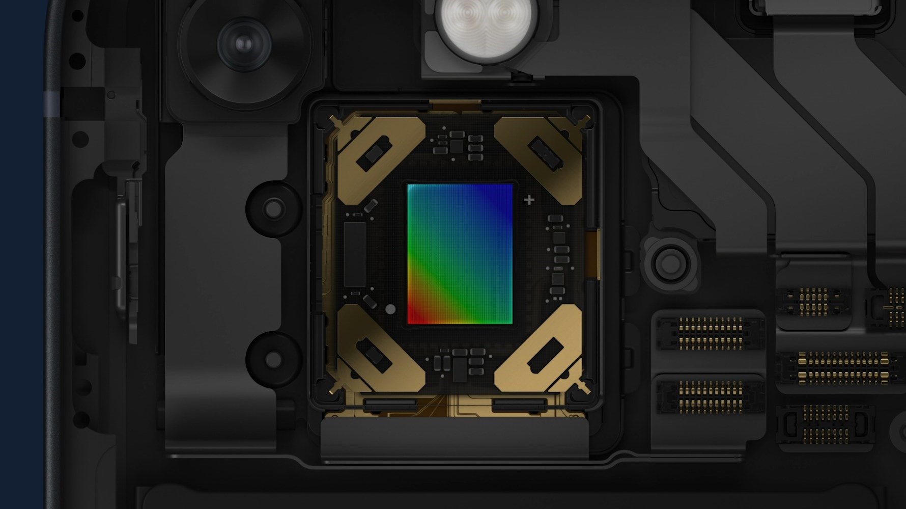 Apple memasang sensor shift stabilization pada kamera wide iPhone 13 dan iPhone 13 Mini.