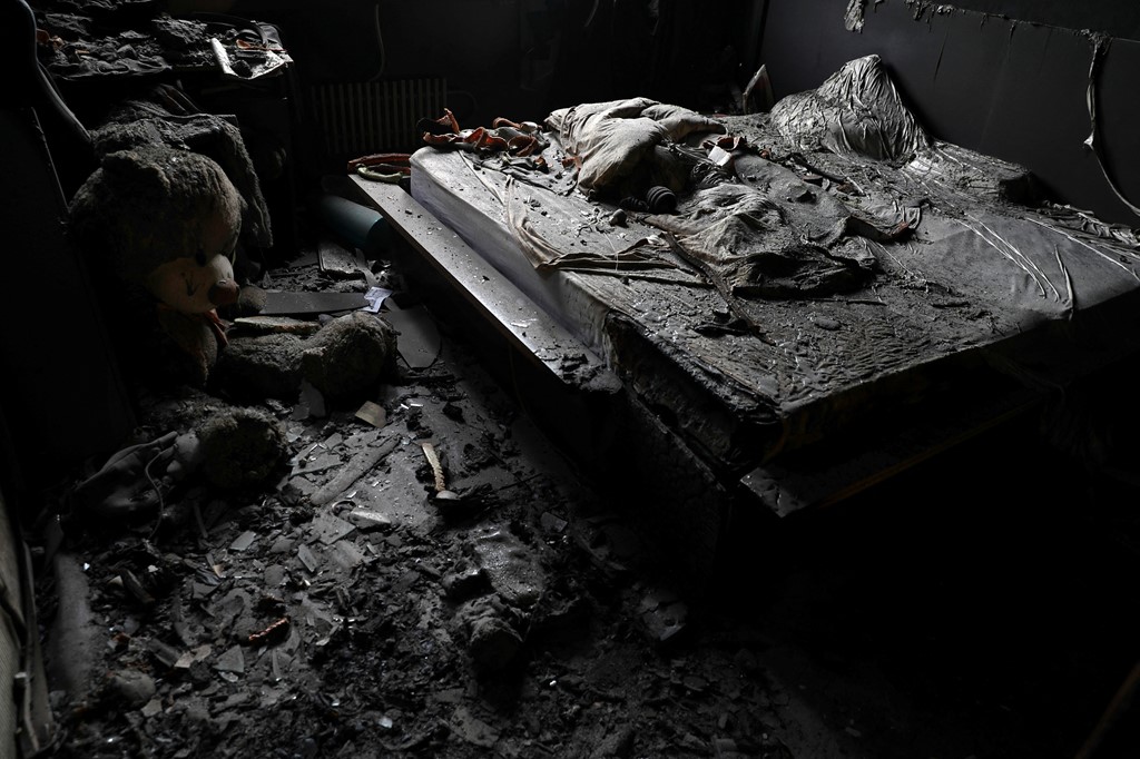在炮击的 Severnaya Saltyvka 住宅区看到一间被烧毁的卧室，