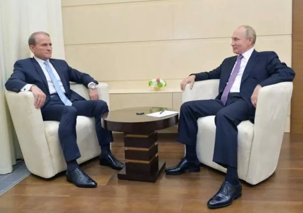 Viktor Medvedchuk with Vladimir Putin in 2020