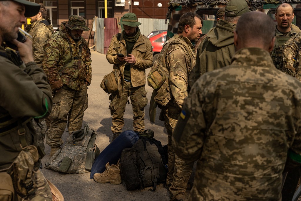 Ukrainian soliders gather ouside the hospital in eastern Ukraine