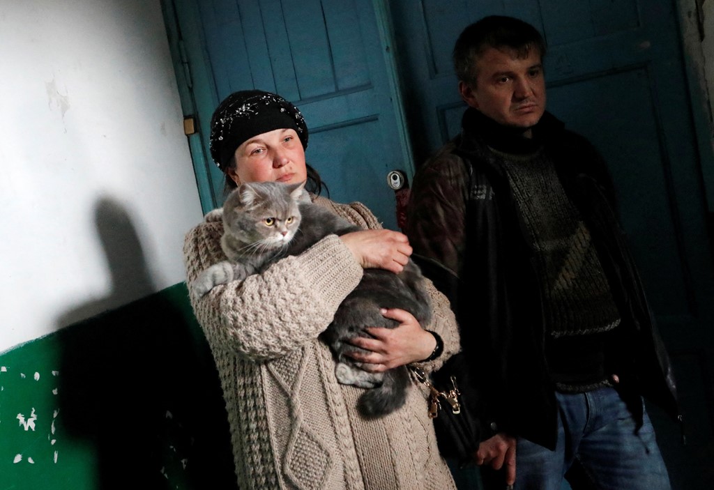46岁的阿拉·布贝拉（Alla Bubela）教师和46岁的钢铁工人安德烈·布贝拉（Andriy Bubela）在一栋公寓楼的入口处躲避炮击