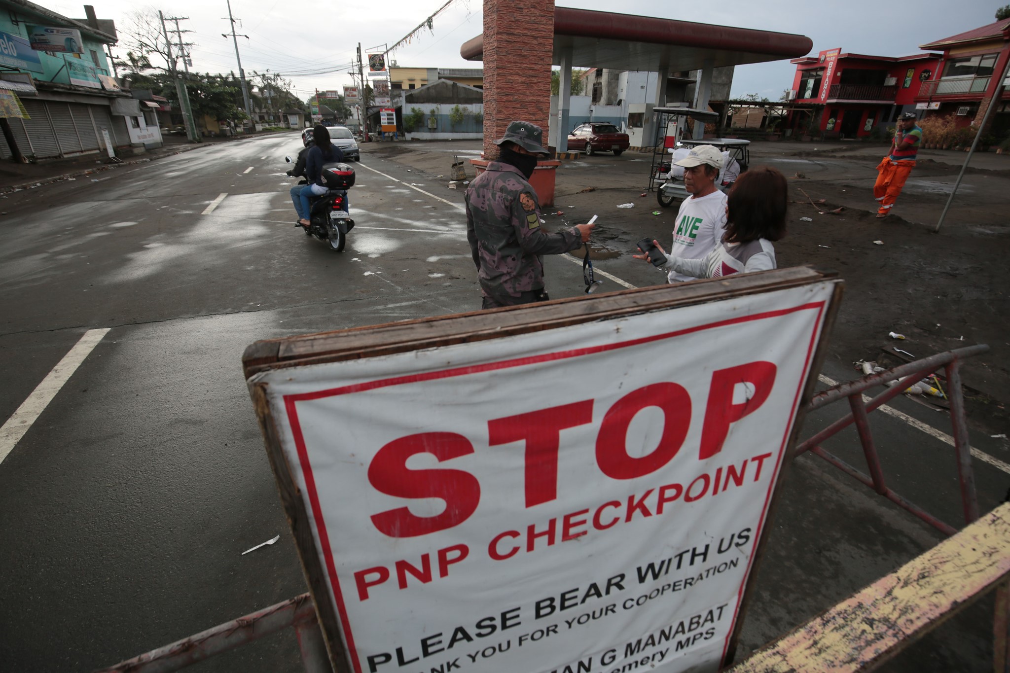 Residents try their luck to enter Lemery, Batangas on Saturday, January 25, amid a lockdown order in the town.
